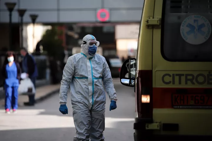 Πτωτικές τάσεις με 1.194 κρούσματα και 68 θανάτους, στους 577 οι διασωληνωμένοι