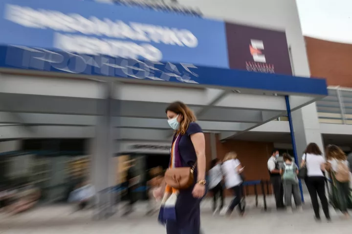 «Πράσινο φως» για υποχρεωτικό εμβολιασμό σε υγειονομικούς και εργαζομένους σε δομές ηλικιωμένων 
