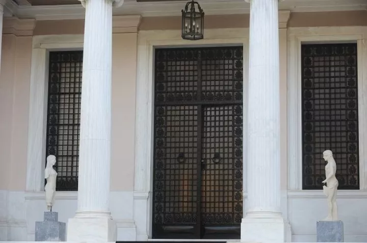 Η κυβέρνηση μεταξύ σφύρας και άκμονος