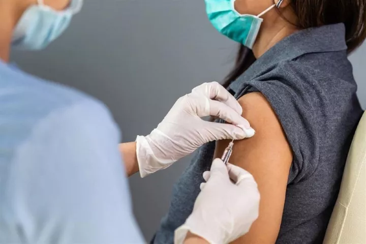 ΕΚΠΑ: Πώς τα εμβόλια συμβάλουν στην επαναφορά της κανονικότητας