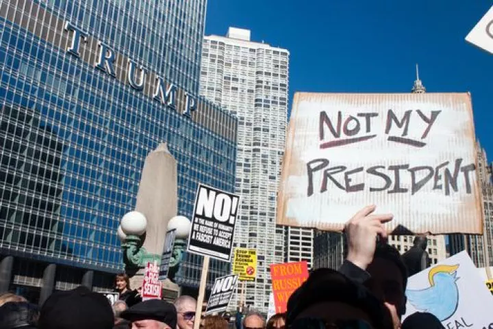 Στα χαμηλότερα επίπεδα η δημοφιλία του Trump αν και διατηρεί την επιρροή του