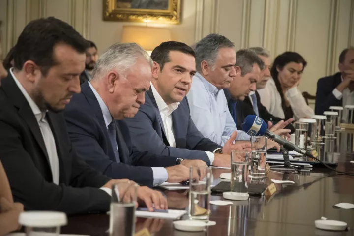 FT: Ο Αλ. Τσίπρας δεν έχει πείσει ότι το πελατειακό κράτος τελείωσε