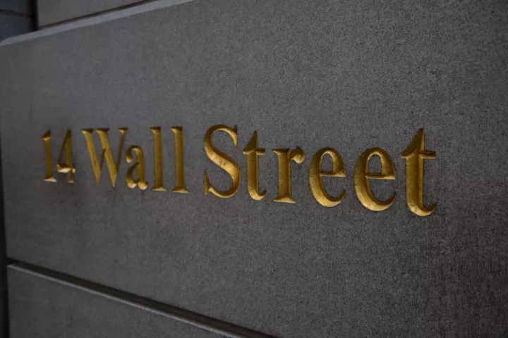 Με θετικό βηματισμό η Wall, νέο ρεκόρ για τον Dow