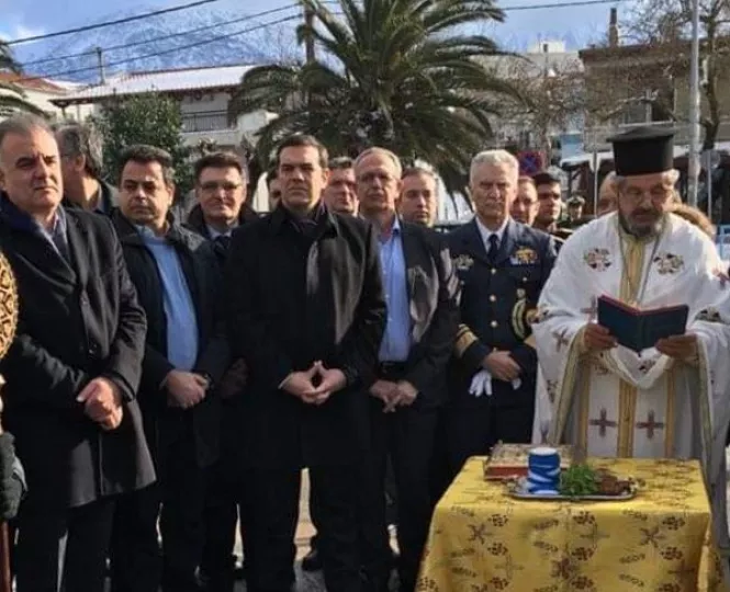 Φίλησε και το σταυρό ο Αλέξης Τσίπρας 