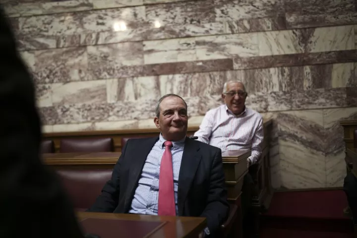 O Καραμανλής δηλώνει «παρών»