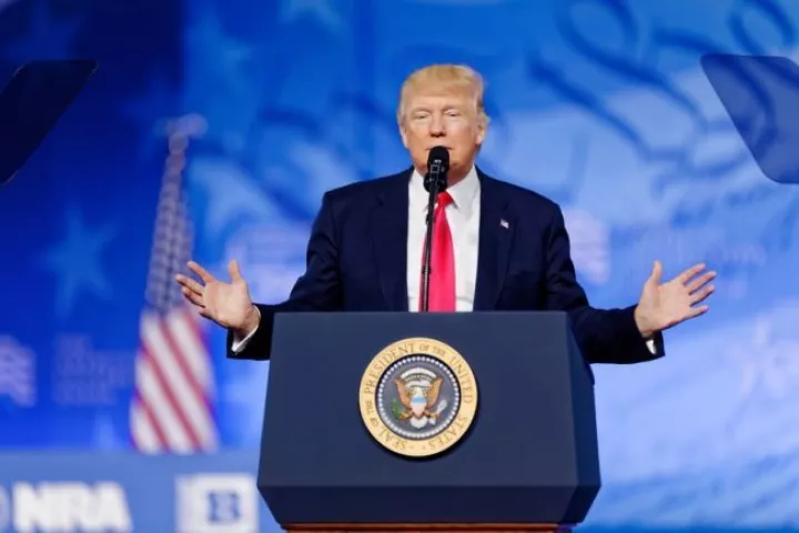  Σε «δικέφαλο» μετατράπηκε ο αετός στην προεδρική σφραγίδα σε ομιλία του Τραμπ