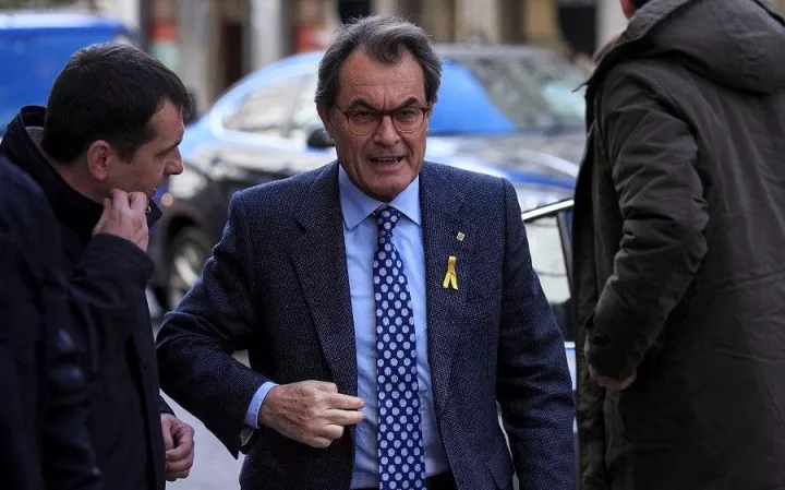 Ισπανία: Ο πρώην πρόεδρος της Καταλονίας Αρτούρ Μας καταδικάστηκε να πληρώσει 4,9 εκατ. ευρώ