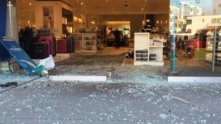 Αυτοκίνητο έπεσε σε εμπορικό κέντρο στο Αμβούργο - Δύο τραυματίες