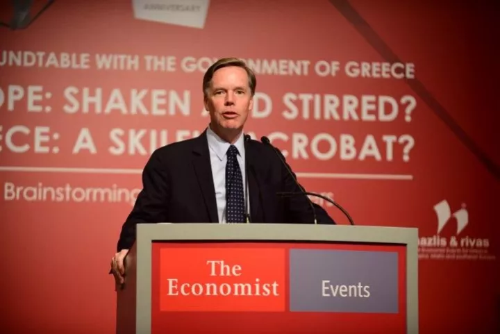 Νίκολας Μπέρνς: Πρέπει να εξεταστεί μία σοβαρή ελάφρυνση του ελληνικού χρέους 