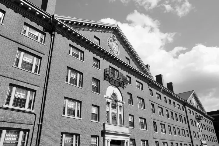 Ο ΣΥΡΙΖΑ αντέγραψε την Αριστερά των ΗΠΑ στο θέμα της αριστείας 