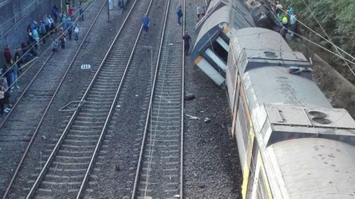 Τουλάχιστον 4 νεκροί από εκτροχιασμό τρένου στη Γαλικία της Ισπανίας