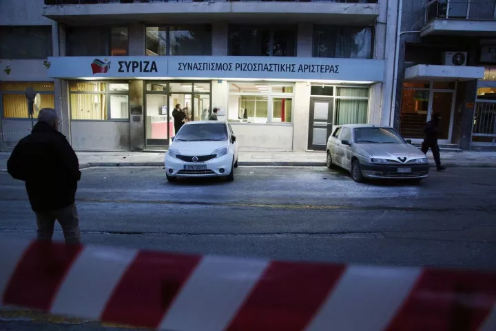 Ελεύθεροι οι 37 προσαχθέντες μετά την επίθεση με μολότοφ στα γραφεία του ΣΥΡΙΖΑ
