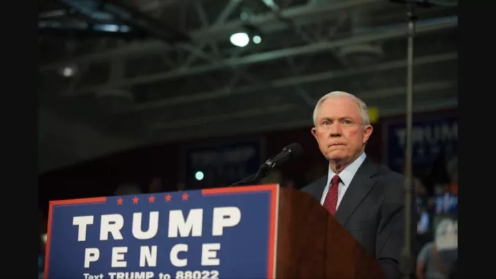 Ο D. Trump επιχειρεί να εξωθήσει σε παραίτηση τον J. Sessions, υποστηρίζουν συνεργάτες του υπ. Δικαιοσύνης