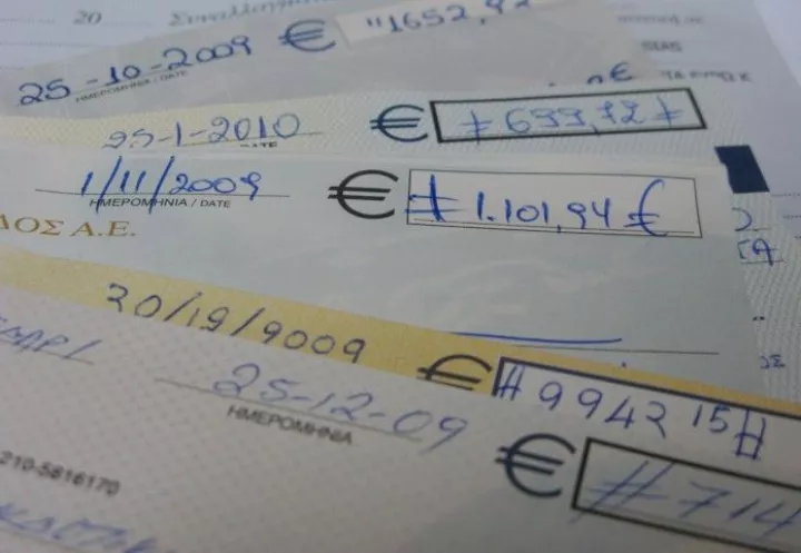 Εισηγούνται φόρο και στις επιταγές