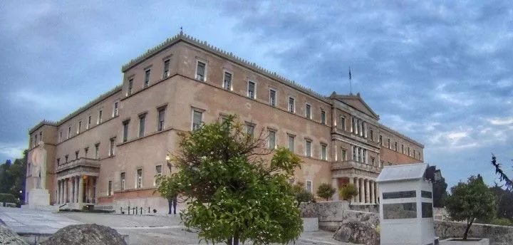 Οι φόροι «χτυπούν» την πραγματική οικονομία