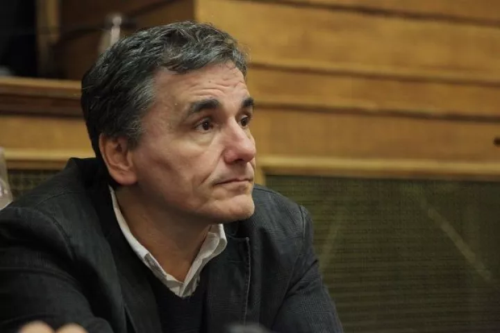 Στη μείωση του αφορολόγητου επιμένουν οι δανειστές