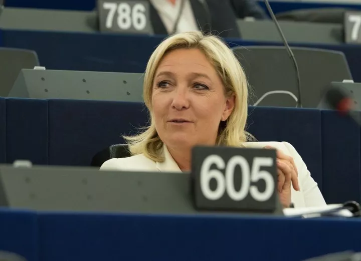 Δάνειο 6 εκατ. ευρώ παίρνει η Le Pen από τον πατέρα της για την προεδρική εκστρατεία της