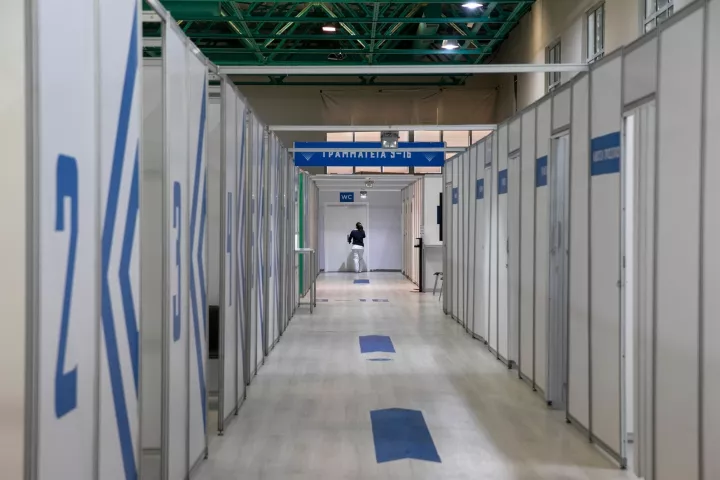 Οι νέοι δίνουν ώθηση στους εμβολιασμούς καλύπτοντας το χαμένο έδαφος απο τους δύσπιστους ηλικιωμένους 