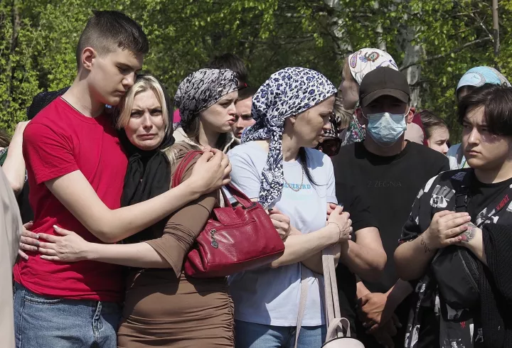 Φόρος τιμής στα θύματα της επίθεσης στο σχολείο της πόλης Καζάν