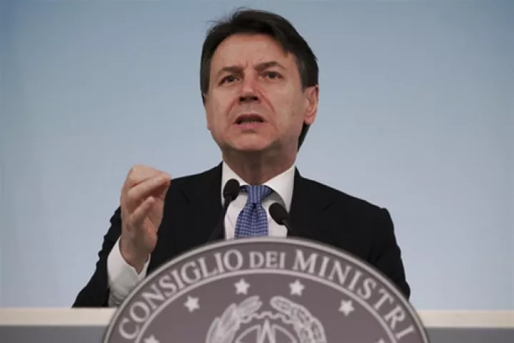 Τζ. Κόντε: «Αν αγαπάς την Ιταλία, κράτα αποστάσεις»