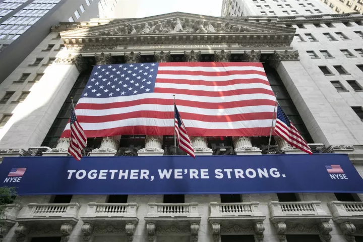 Wall Street: Αισιοδοξία, κέρδη και νέο ρεκόρ για τον Nasdaq με οδηγό την Netflix