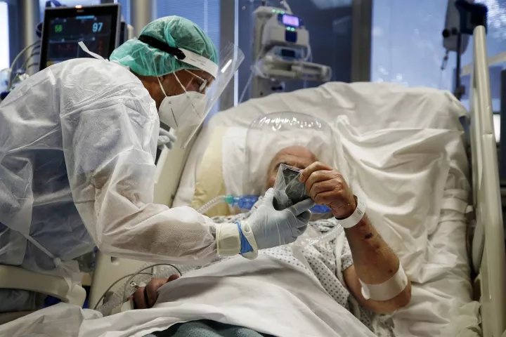 CDC: Τουλάχιστον 5 φορές πιο φονικός από τη γρίπη ο κορονοϊός για τους νοσηλευόμενους ασθενείς