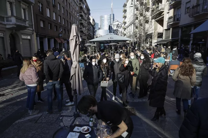 Πολυκοσμία ξανά στις ιταλικές πόλεις - Οι αρχές έκλεισαν εμπορικές οδούς