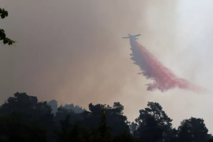Οι πυροσβέστες δίνουν μάχη με τις φλόγες στην Καλιφόρνια