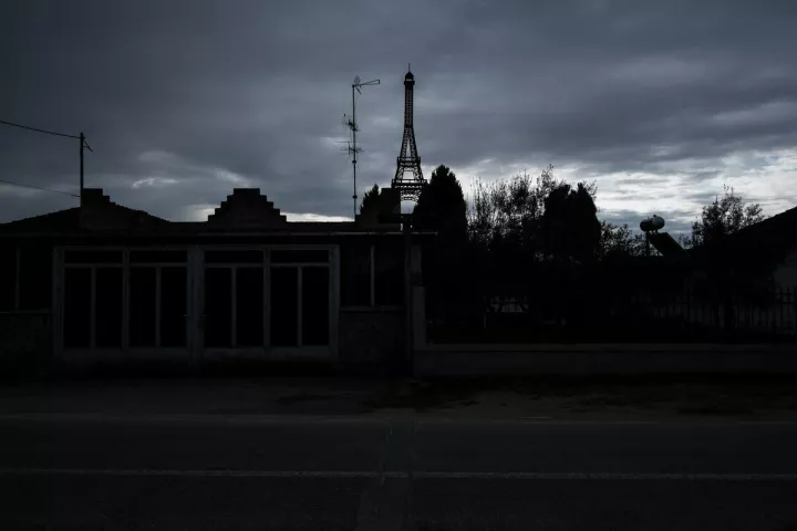 Σκοτεινός απόψε ο Πύργος του Eiffel, ενός λεπτού σιγή στο Φεστιβάλ των Καννών 