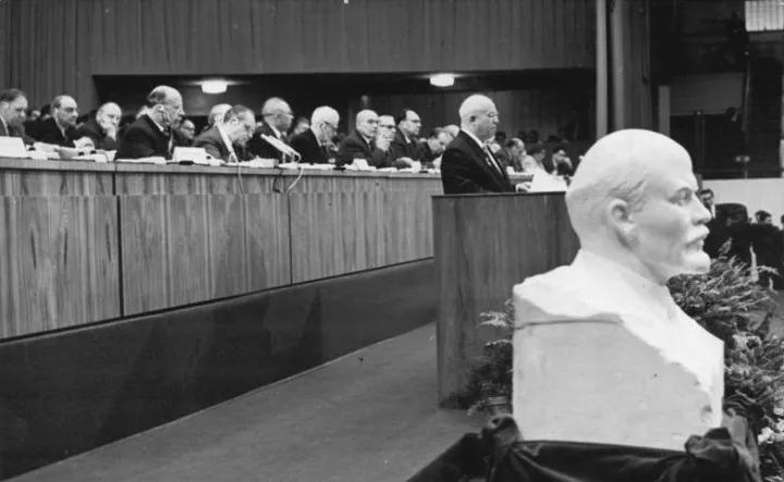 Κυβέρνηση: Ανάπτυξη με «σοβιετικού» τύπου συνέδρια