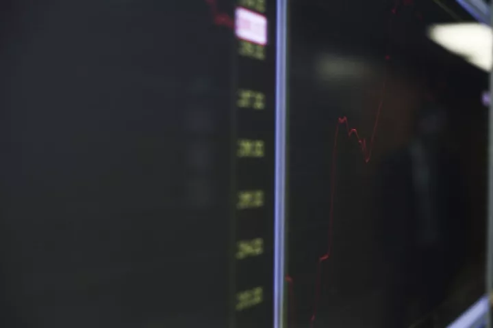 Χ.Α.: Πτώση στις τράπεζες, στηρίξεις από ΔΕΗ, Coca Cola, Lamda