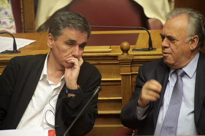 Δραγασάκης vs  Τσακαλώτος: Η φτώχεια φέρνει γκρίνια! 