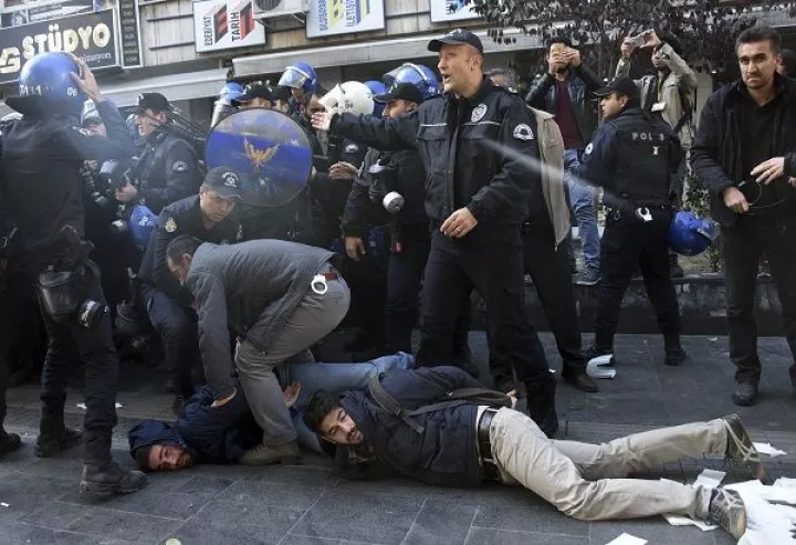 Τουρκία: Προφυλακιστέοι κρίθηκαν οι εννέα δημοσιογράφοι της Cumhuriyet 