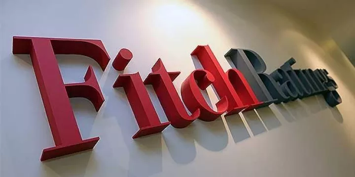 Fitch: Μόνο με επιστροφή της εμπιστοσύνης η χαλάρωση των capital controls