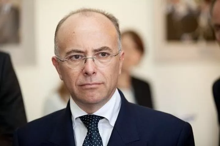 B. Cazeneuve: Πρέπει να διατηρήσουμε την Ελλάδα στην ευρωζώνη