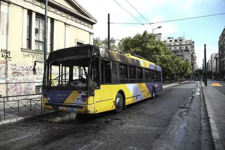 Πληρώνουμε φόρους Σουηδίας και οι μπαχαλάκηδες καίνε λεωφορεία ανενόχλητοι 