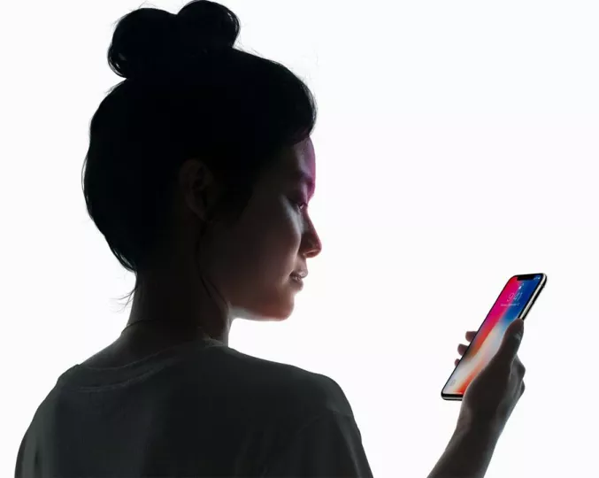 Ρεκόρ (προ)πωλήσεων για το πανάκριβο iPhone X και στην Ελλάδα. Αξίζει να το αγοράσεις;