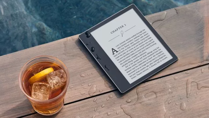 Μπορεί το νέο, αδιάβροχο Kindle να σώσει την παρτίδα για τα e-book readers;
