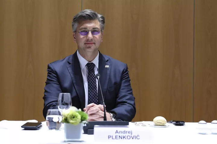 Ο πρωθυπουργός σε καραντίνα, η σύζυγός του διαγνώστηκε θετική στον SARS-CoV-2