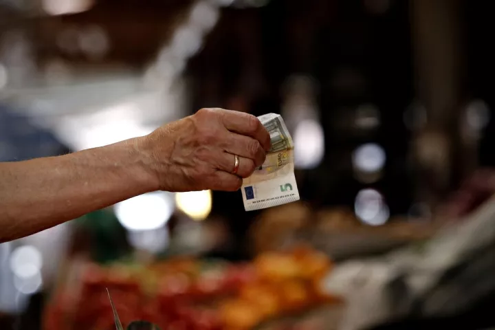 Ουρές και ταλαιπωρία για το Κοινωνικό Εισόδημα Αλληλεγγύης