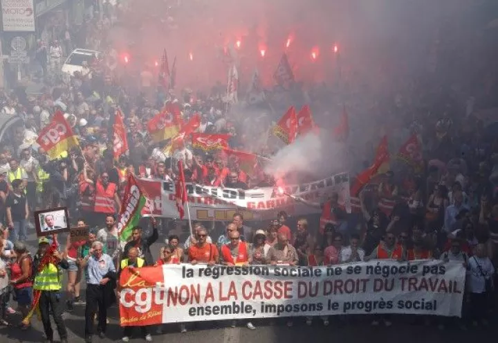 Η γαλλική κυβέρνηση απαγόρευσε τη σημερινή διαδήλωση των συνδικάτων
