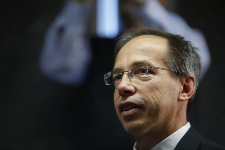 «Με την κοινωνία ή με την επικοινωνία;»