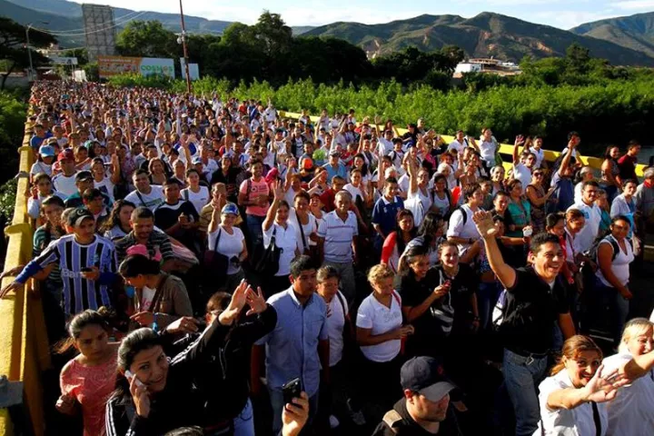 Η κοινωνία σπάει την απομόνωση