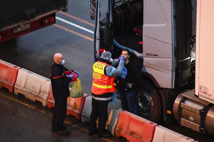 Πάνω από 15.500 τεστ σε οδηγούς φορτηγών που είχαν ακινητοποιηθεί στο Κεντ - Mόλις 36 θετικά