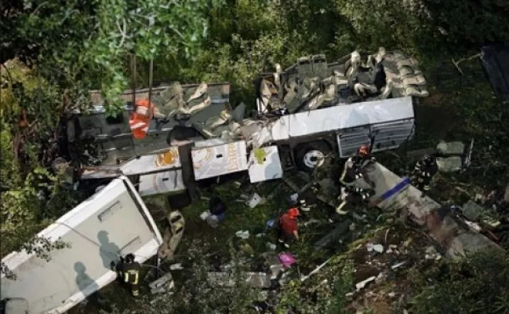 Ιταλία: 7 νεκροί από την πρόσκρουση λεωφορείου, που μετέφερε παιδιά, σε πυλώνα 