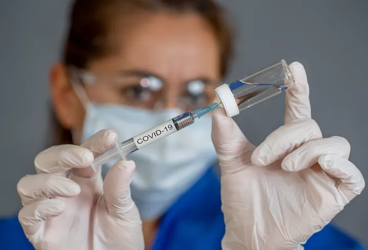 Βρετανία: Θα επιτρέπει, σε σπάνιες περιπτώσεις, τον συνδυασμό δύο διαφορετικών εμβολίων κατά του κορονοϊού