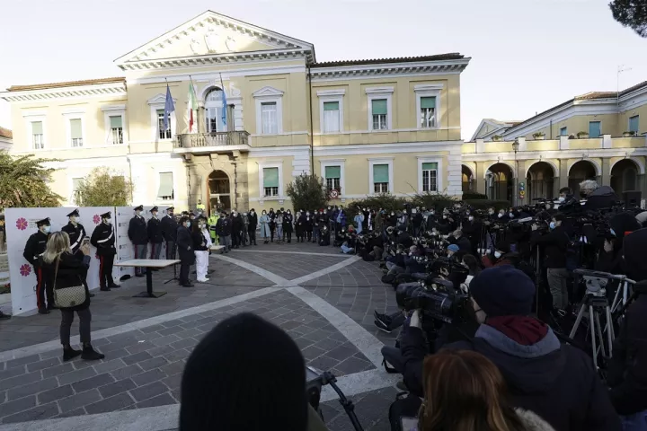 Εμβολιάστηκαν οι πρώτοι τρεις Ιταλοί - «Η χώρα μας ξυπνά και πάλι», δηλώνει ο Τζ. Κόντε