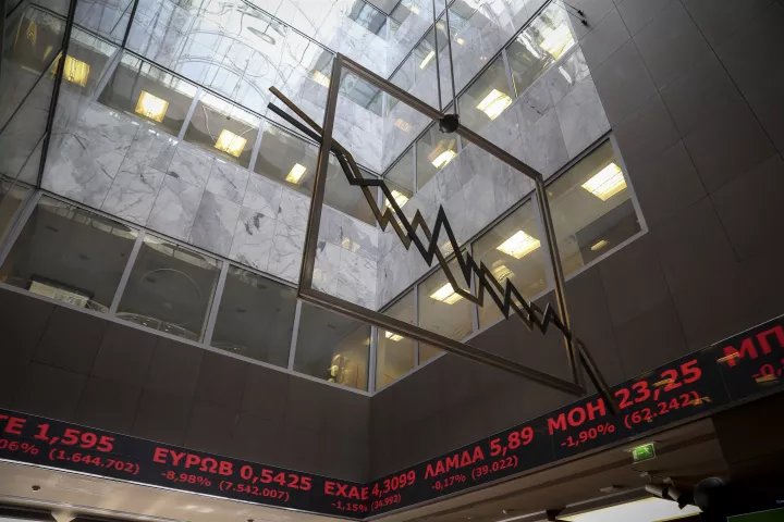 Φως από τη ΔΕΗ, «blackout» από τις τράπεζες και τα blue chips στο Χ.Α