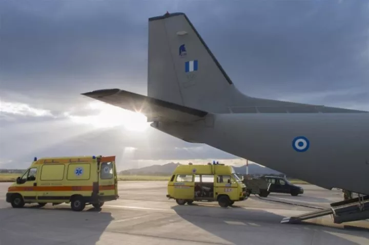 Αεροδιακομιδή ασθενούς με κορονοϊό από την Αλόννησο σε νοσοκομείο του Βόλου