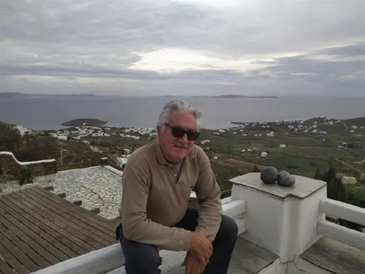 Ντίνος Σιώτης: «Οι συμφορές, οι απώλειες και οι μικρές τραγωδίες μάς συμφιλιώνουν με τη ζωή»